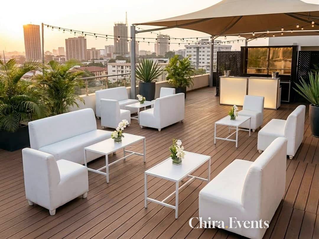 Salon de fauteuils de bar blancs Chira Events installé sur un rooftop